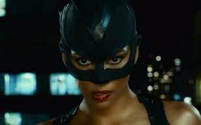 kedi kadin catwoman kedi ozellikleriyle yeniden hayata gelen bir kadinin hikayesi catwoman kedi halle berry