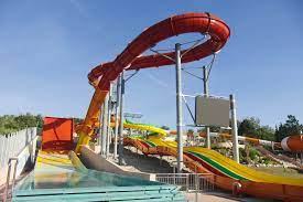 V aquaparku nájdete 6 vonkajších bazénov, ubytovanie, krytú plaváreň aj wellnesscentrum. Nieco Konci Nieco Zacina Ubytovanie Apartman Podhajska