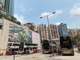 裕民坊（yue man square）巴士站，位於九龍觀塘區 觀塘市中心裕民坊西行近裕民大廈及裕華大廈，乃一路邊中途站。在此站前後設有專綫小巴總站。 新巴及城巴報站系統播報此站時，會列出「 裕民坊、apm、觀塘站 」（yue man square, apm, kwun tong station ）。 è£•æ°'åŠè‡¨æ™‚å·´å£«ç¸½ç«™ é¦™æ¸¯å·´å£«å¤§å…¸ Fandom
