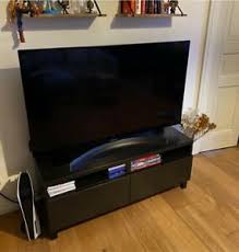 The location of the protagonist's work place and all of the protagonist's colleagues. Ikea Tv Bank Schwarz Ebay Kleinanzeigen