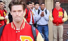 Moxie film company ретвитнул(а) entertainment weekly. Patrick Schwarzenegger Looks Youthful While Shooting A Scene For Upcoming High School Drama Moxie Daily Mail Online