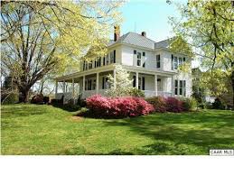 100 Best Farmhouse Home Design Ideas Decoratoo Old Farm Houses Farmhouse Landscaping Country Style Homes Walk into any home improvement store's gardening keep these materials and looks as you shop.