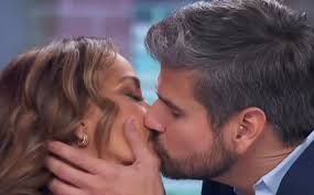 Adamari López y Daniel Arenas se besan en programa en vivo |VIDEO- Grupo  Milenio