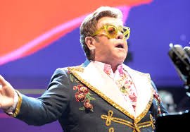 Seeing elton john in concert after rocketman is gonna cost you — a lot. Elton John Cette Recompense Qu Il Va Recevoir Des Mains D Emmanuel Macron Voici