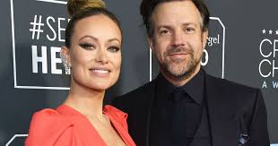 Sudeikis, who plays the title character, wears a sweatshirt in support of black english. Kx2t0krcz7mcom