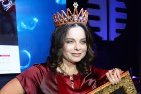 Ната́ша королёва (настоящее имя ната́лия влади́мировна порыва́й, укр. Natasha Koroleva V Krasnom Mini Ogolila Appetitnuyu Grud I Pyshnye Bedra