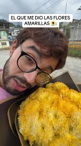 Flores Amarillas: ¿Un Romance Secreta? 🌻
