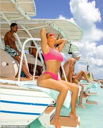 Oct 28, 2020 · kim kardashian spent $1 million to fly her family and friends on a private jet to celebrate her 40th birthday on one of the world's most breathtaking private islands in tahiti, page six can. Kim Kardashian Will Showcase Her Famous Physique In A Small White Bikini Eminetra Co Uk
