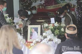 Kartika sari dewi soekarno lahir pada 11 maret 1967 di jepang dan dibesarkan di paris. Yyggulpmkxr74m