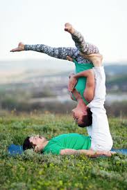 Acroyoga focuses on the trust elements of acrobatics, the compassion. Akroyoga Yoga Und Akrobatik Bringt Mehr Lebensenergie Selbstbewusstsein