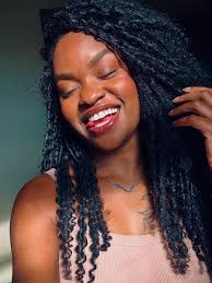 Quero saber se vocês já ouviram os sambas concorrentes da minha verde&rosa?  🌺🍃 Vim mostrar pra vocês alguns registros da gravação para visuais do  samba nº15 da parceria de @tomazmiranda e @pedroterra.s