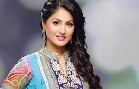 भारतीय tv कलाकार और actress hina khan का जन्म 2 अक्टूबर 1987 को श्रीनगर, जम्मू और कश्मीर, भारत में हुआ था। Hina Khan Biography Age Height Boyfriend Family More