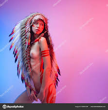 Mulher nua em traje nativo americano com penas em um fundo de néon — Foto ©  artrotozwork 505801298