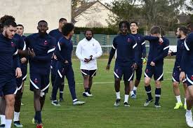 Les bleus de didier deschamps débuteront l'euro 2021 par un match face à l'allemagne. Bernard Diomede Et L Equipe De France U19 En Stage Dans Le Cher Aux Joueurs Qui Sont Presents De Prouver Qu Ils Ont Leur Place Bourges 18000