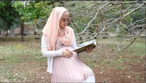 Misalnya, penggunaan kalimat kemudian wanita cantik ini roboh. yang merendahkan martabat wanita. Bukti Islam Hadir Mengangkat Martabat Perempuan Dari Sabda Rasulullah Hingga Hukum Warisan Okezone Muslim