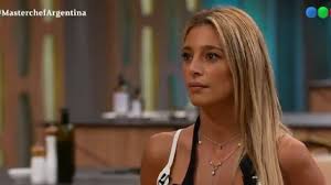 La modelo contó que cuando su pareja llega a su casa, ella se pone de mal humor por una mala costumbre que tiene. La Insolita Frase De Sol Perez Que Hizo Que El Jurado De Masterchef Dejase El Estudio Pronto