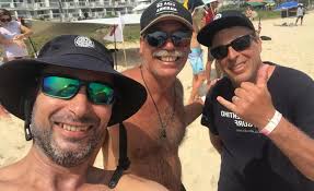 Anoche copado asado festejando el cumpleaños de Darío Nazario @ndario227 ,  centro, con Pablo Raggio shaper de @kahumasurf alta reunión.