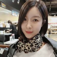 트로트 가수 진달래가 학교폭력 가해를 인정한 가운데 폭로글은 삭제됐다. Mbrn0k2zrordm