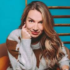 Ashley Squires's Instagram, Twitter & Facebook