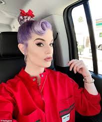 Kelly osbourne denied having plastic surgery in an instagram clip she posted monday, answering the osbournes star said, 'and i have not done plastic surgery. Kelly Osbourne Und Ein Mannlicher Freund Verlassen Joan S Auf Dem Dritten Platz In Los Angeles Nachdem Sie Sich Einen Kaffee Geholt Haben Nach Welt