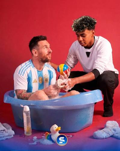 AGORA É A SUA VEZ, MESSI! 😂🇪🇸 A Espanha é campeã do Mundo e a gente já lembra da icônica foto do Messi dando banho no Yamal… *Contém texto alternativo #CopaNaGlobo #ViveNaGente #