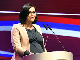 Solche und ähnliche kommentare, in denen ministerin elisabeth köstinger unter anderem als fett oder wichsvorlage für erzkonservative beschimpft wird, will sie nicht länger akzeptieren. Ministerin Elisabeth Kostinger Spricht Sich Fur Karenzregelung Fur Politiker Aus Politik Vienna At
