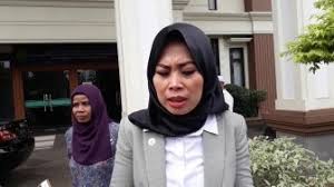 Curang dong dia, saya kan enggak ada surat panggilan, makanya saya enggak datang, ungkap anita desy farida. Kumpulan Berita Anita Desy Respon Abdee Slank Jadi Komisaris Telkom Mantan Istri Beberkan Sifat Aslinya