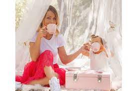 Bailando, portugal portuguese version (2014) and doce fugitiva (2006). Video Filha De Mickael Carreira Diverte Se Com Presente De Natal Antecipado