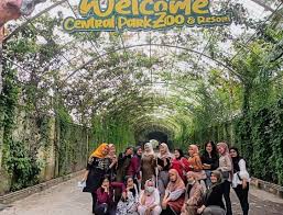 Tiket weekday dan tiket weekend tiket masuk lembang park zoo, belum termasuk berbagai fasilitas yang ada di dalam lembang park zoo. Central Park Zoo Dan Resort Serunya Wahana Baru Perpaduan Waterpark Dengan Kebun Binatang Karo Gaul