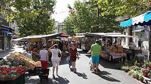 Mes copines (rester) à l'école. La Place Du Marche Marches Draguignan Var Cote D Azur Routard Com