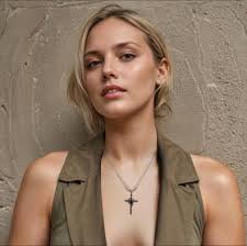 Sacred Cross Anhänger verziert mit weißen Naturperlen, Handgemacht und  Textur, Kreuz verziert mit einer Rosen-Blume, Naturperlenperlen