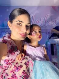 Mi vida social últimamente es ir a las piñatas que invitan a María  Alejandra 🥳 Y miren qué hermosa sirenita 😍🧜🏼‍♀️