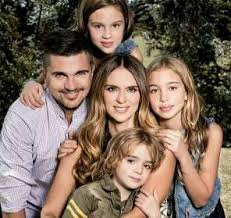 Colombian singer/songwriter and guitarist noted for being one of the most innovative as well as popular figures in contemporary latin music. Juanes Birthday Real Name Age Weight Height Family Contact Details Wife Children Bio More Notednames