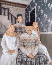 30 ide keren baju couple sahabat hijab remaja trend couple keren semua ya, tapi menurutmu gaya mana nih paling cocok untuk hangout bareng temen? 24 Gaya Foto Lebaran Bersama Keluarga Couple Berpasangan Dan Bareng Teman Yang Keren