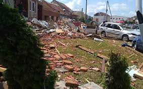 Over berlin's hottest summer in ages, a deadly tornado threatens to tear apart a city forever. Pomoc Svobodovym Kterym Tornado Znicilo Domov Donio