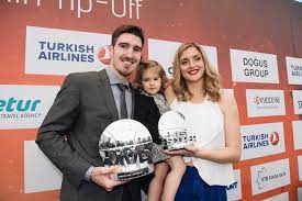 How tall is nando de colo in feet? Nando De Colo Ailecek Antrenman Yapti Asist Analiz