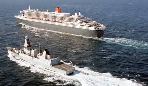 It is also the largest and most powerful destroyer in the navy's fleet. Queen Mary 2 Im Schutz Der Hms Defender Im Golf Von Oman