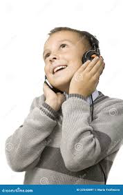 Niño Feliz Que Escucha La Música. Imagen de archivo