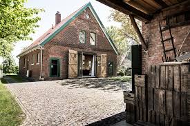 Sprossenfenster Obstbaeume Altesland Birnenbaum Liguster Auffahrt Vordergarten Pflaster Backstein Historisch Klinkerhaus Bauernhaus Aussen Altes Land
