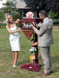 Auch das grünwalder burgfräulein war eingeladen. Weisse Hochzeitstauben Weisse Tauben Weisse Hochzeit Hochzeitsgeschenk Munchen Umgebung Heiraten Geschenk Hochzeitstaube Zahme