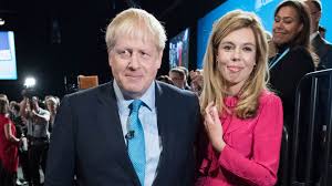 Er lieh sich dann spontan etwas bei. Kein Kamm Boris Johnson Entschuldigt Sich Fur Wilde Frisur Promiflash De