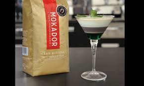 Riempite un bicchiere di medie dimensioni di ghiaccio. Quando L Estate Si Fa Calda La Tazzina Incontra Il Ghiaccio Caffe Freddo Si Ma Creativo La Repubblica