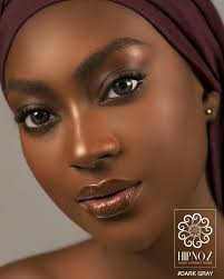 💄 @timakeup_ti Maquillage nude #nudemakeup 🚨Plus de 40 couleurs de  lentille de contact disponibles à l'atelier ou par livraison 🚚 ☎️ 51010070  #hypnoz #hypnozcolorlenses #contactlenses #ivoirianmua #campagnepub #abidjan