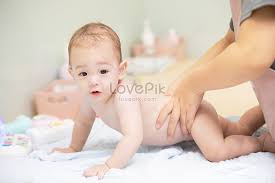 There are so many benefits to delayed bathing for both mother and newborn. Rub Body Lotion After Baby Bath Photo Image Picture Free Download 501665493 Lovepik Com