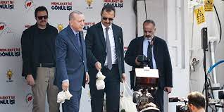 Cumhurbaşkanı erdoğan, konuşmasının sonunda çay dağıttı. Erdogan Mitingi Dolduran Vatandaslara Cay Dagitti Memurlar Net