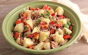 Trop souvent oubliée, si joliment cuisinée, la pomme de terre tient fièrement sa place de féculent de choix sur le podium de la salade. Epingle Sur Recettes