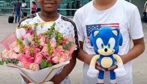 Niños sicarios que atentaron en el aeropuerto Internacional de Guayaquil,  supuestamente vendían flores y peluches. Los dos sicarios, responsables del  crimen ocurrido en el aeropuerto José Joaquín de Olmedo son adolecentes. Las