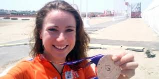 Nun wähnt sich annemiek van vleuten am ziel und jubelt bei der zieldurchfahrt. Eerste 25 Jaar Annemiek Van Vleuten