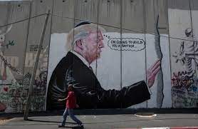 Banksy est très inspiré par les rats, qu'il semble souvent associer à la race humaine. Two Huge Banksy Like Trump Murals Appear On West Bank Barrier