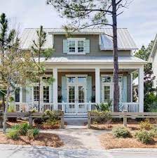 Ispirazione per un patio o portico costiero di medie dimensioni e dietro casa con lastre di cemento e nessuna copertura — houzz. Beach House Exteriors 2021